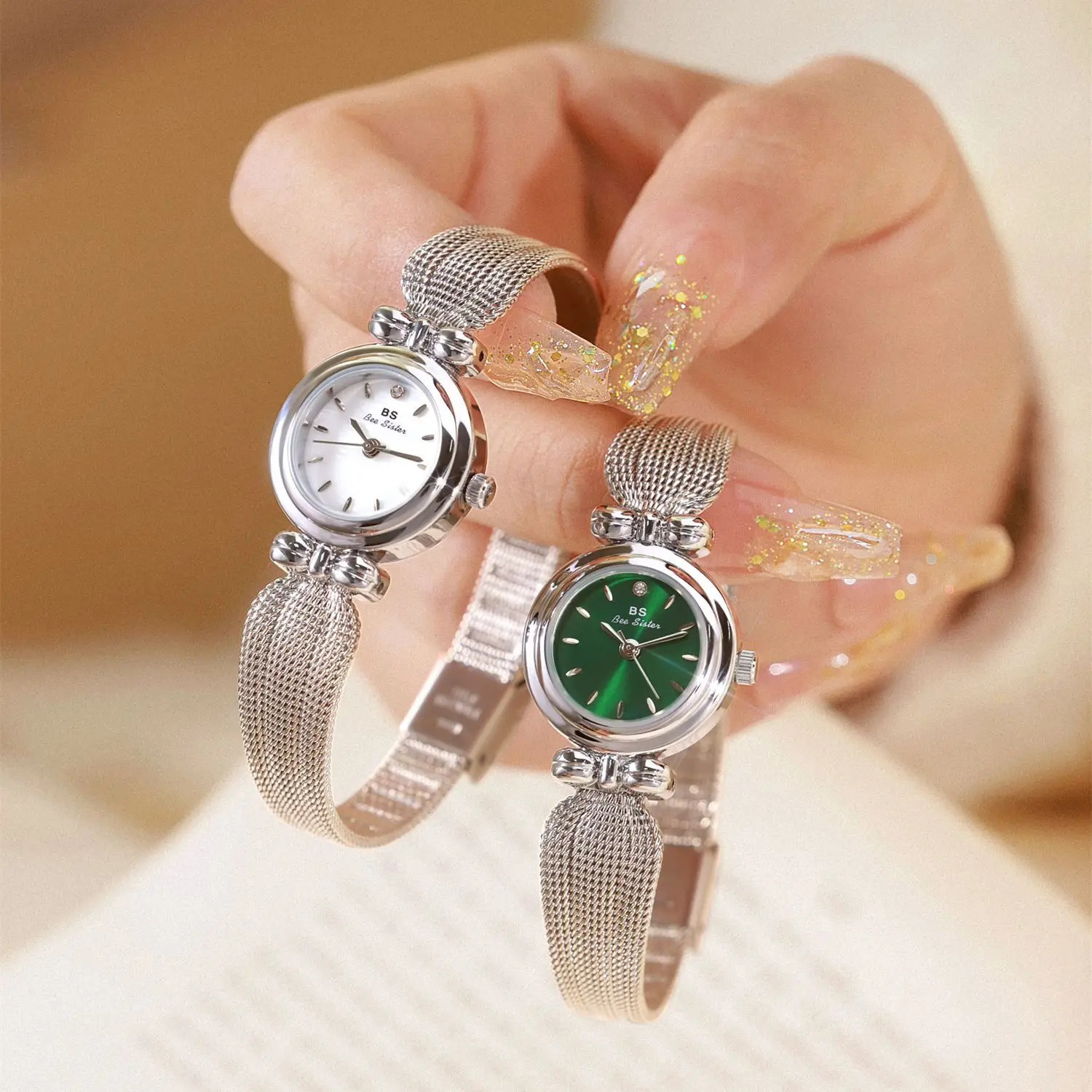 UTHAI Women Light Gold Jewelry Bracelet WatchesTemperament Waterproof Ladies Fashion Quartz Clock Wristwatches Gift 250723