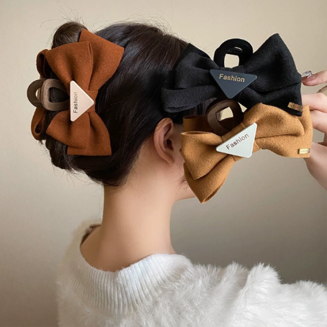 A high-end Korean-style style extra-large triangular clipper at the back of the head a lot of hair a shark clipper and a fabric bow