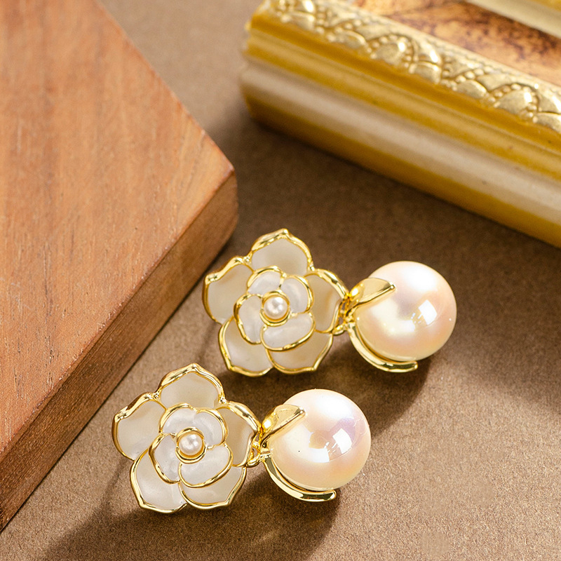 French Elegant Style Oil Drop Camellia Pearl Pendant Earrings for Women Light High-end Sier Needle Ear Jewelry