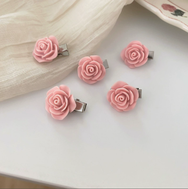 The forest-themed camellia flower style one-shoulder clip is fresh sweet artistic and retro versatile hair accessory for women