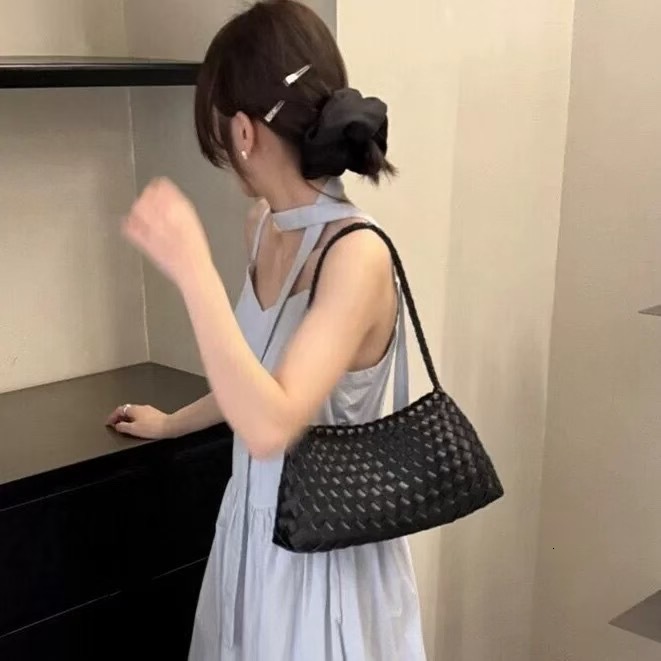 Free Shipping Designer Luxury Women's Woven Bag Handbag Large Capacity French Sailboat Bag Casual Vacation One Shoulder Armpit Bun Mother Bag
