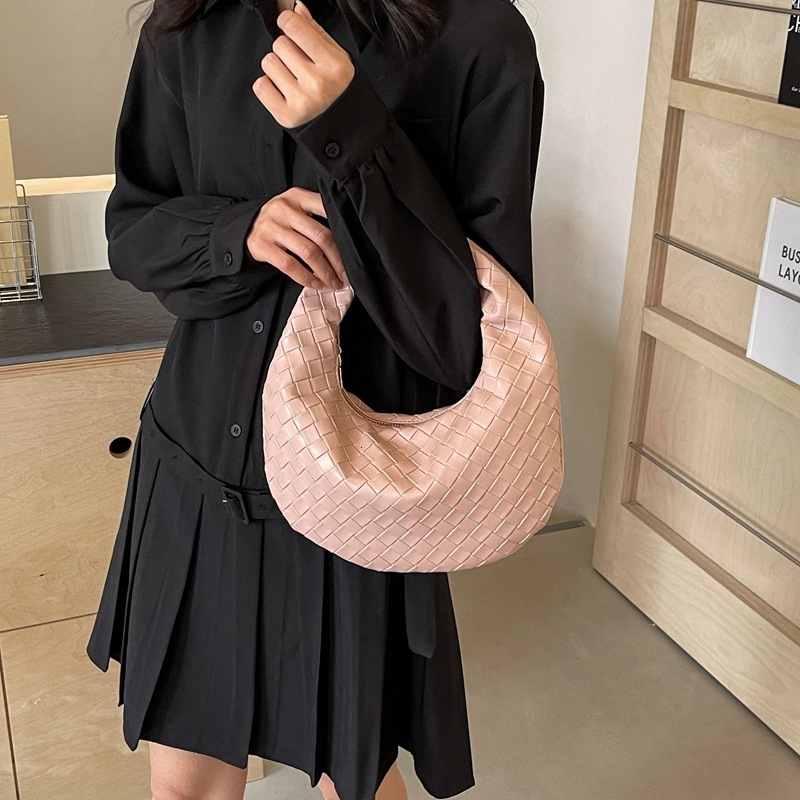 Free Shipping Designer Luxury Fashion Texture Women's Woven Bag Casual Vacation Handbag New Single Shoulder Armpit Bag Beach Bag
