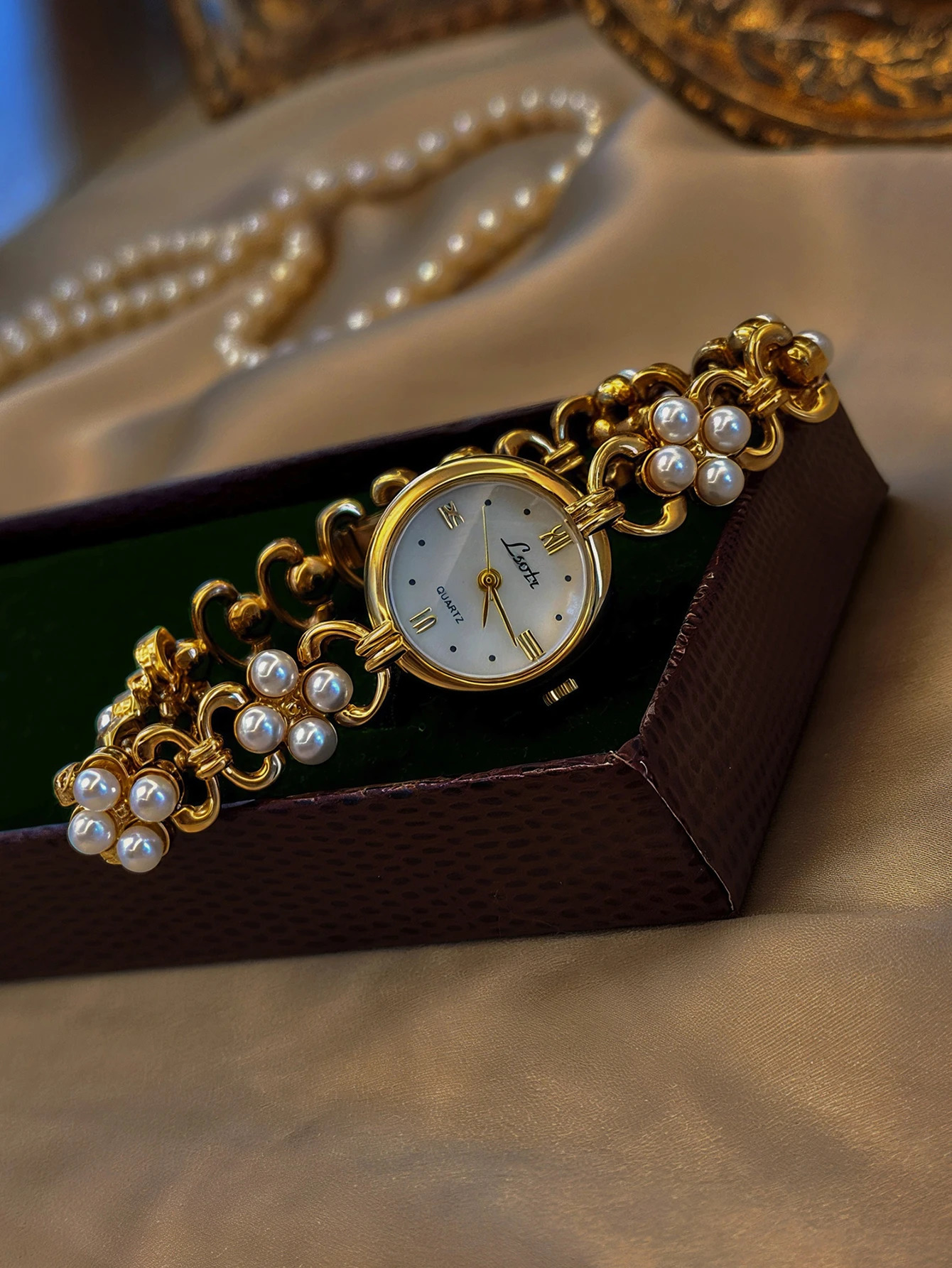 1 Golden French Classy Pearl Inlaid Accessible Retro Elegant Elegant Fashion Womens Watch Round Pearl Mother Dial 30m Waterproof Suitable for Daily We