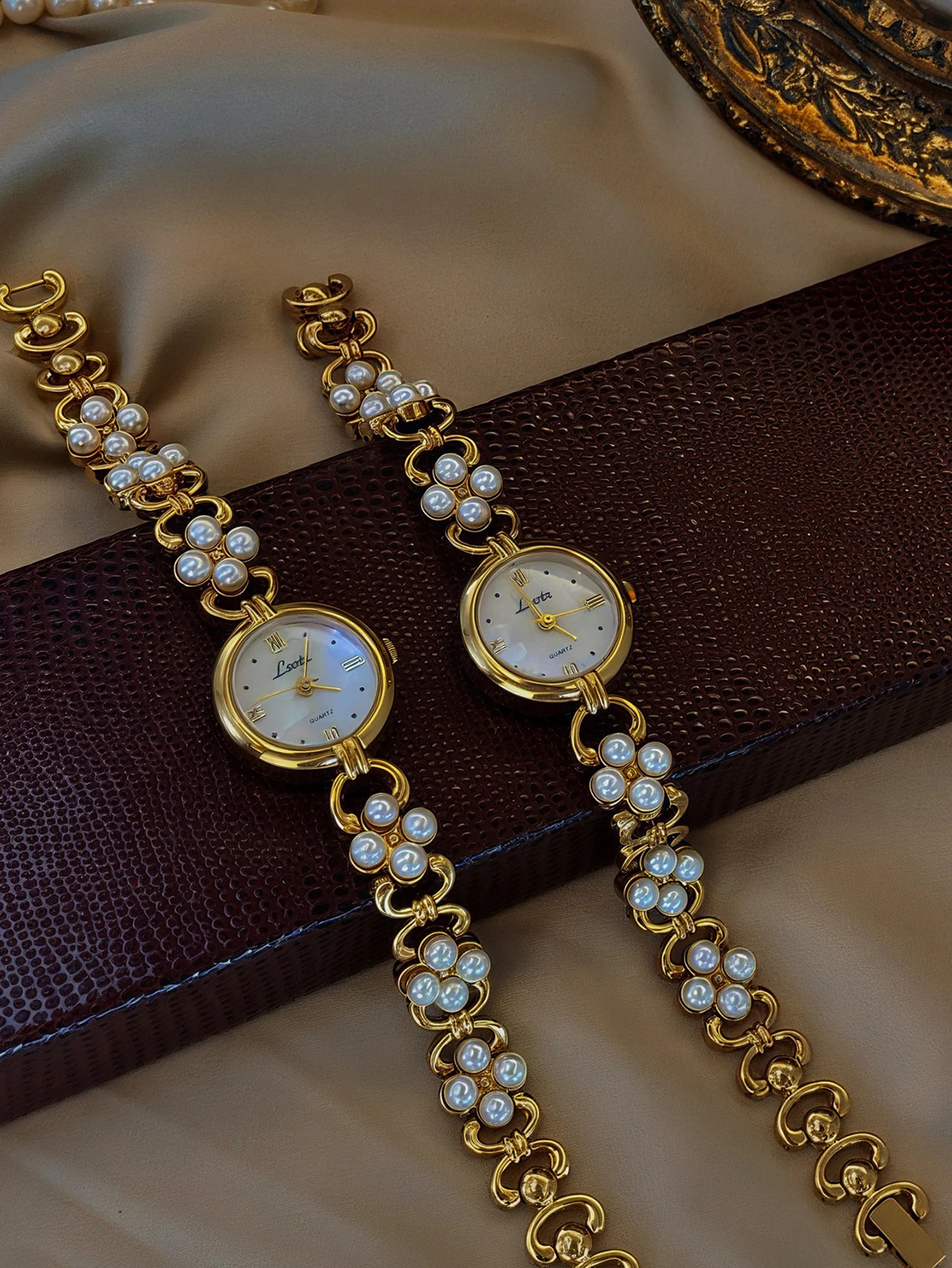 1 Golden French Classy Pearl Inlaid Accessible Retro Elegant Elegant Fashion Womens Watch Round Pearl Mother Dial 30m Waterproof Suitable for Daily We