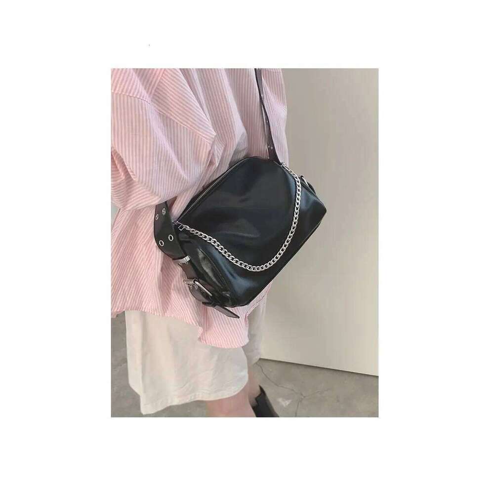 Y2k Grunge Sier Women Trend Leather Design Pillow Handbags Ladies Haruku Large Capacity Messenger Bag