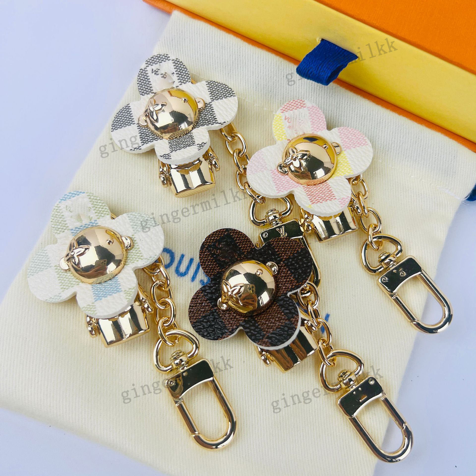 Designer Bag Charms Luxury Fashion Brand Pendant Metal Four Leaf Clover Backpack Charm Car Key Ring Retro Accessory Christmas Gift