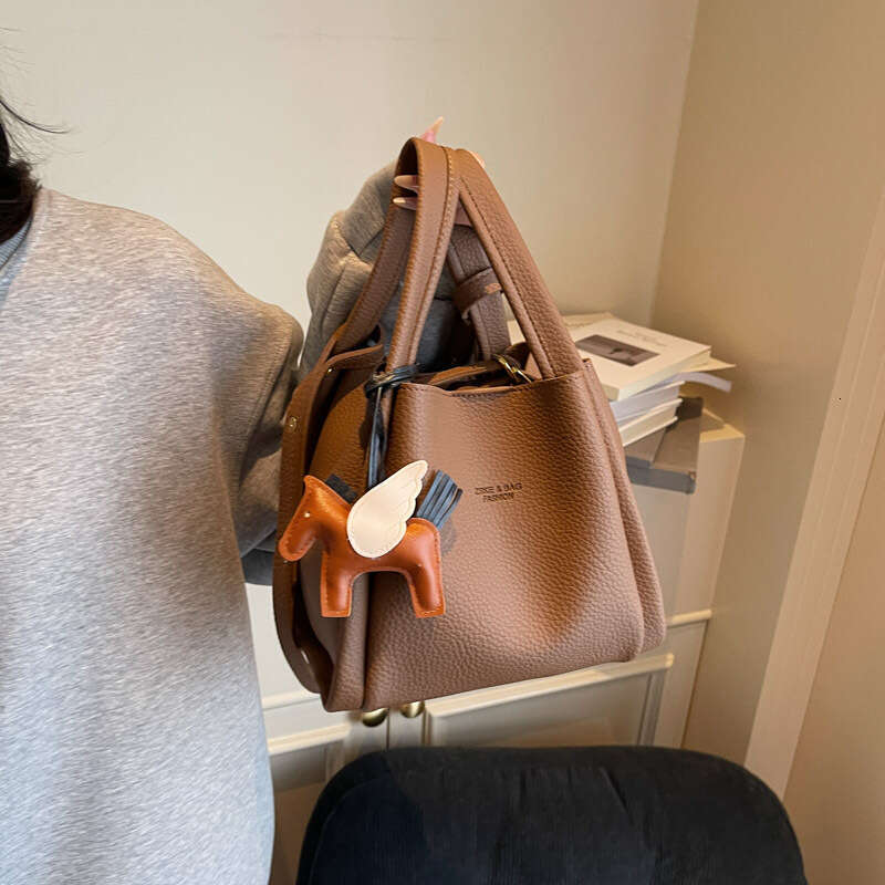 Handheld Bucket for Women 2025 New Casual Commuter Crossbody Stylish Simple Basket Bag