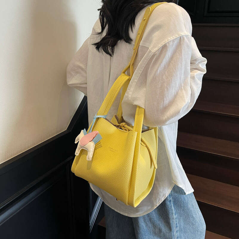 Handheld Bucket for Women 2025 New Casual Commuter Crossbody Stylish Simple Basket Bag