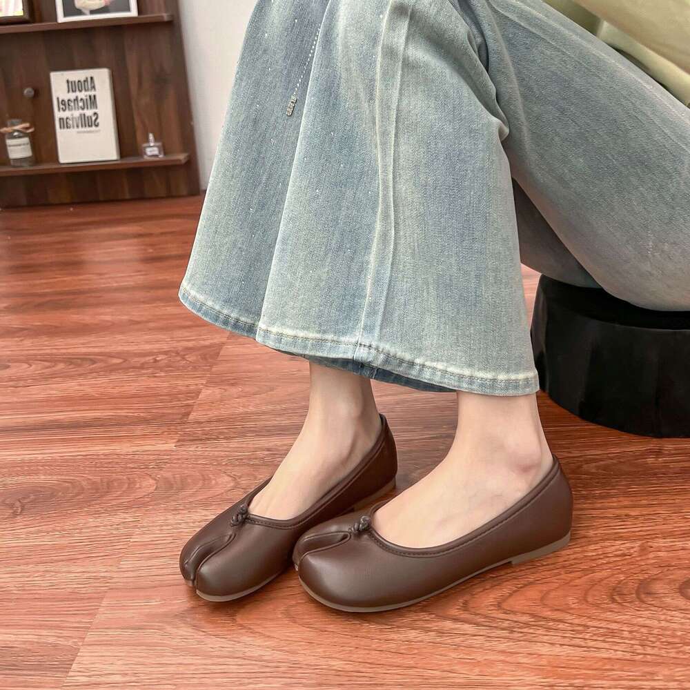 Autumn Pig's Hoof Split Toe Casual Style Outdoor Wear High-End Comfort Soft Leather Flat Shoes for Women 2025 New Model