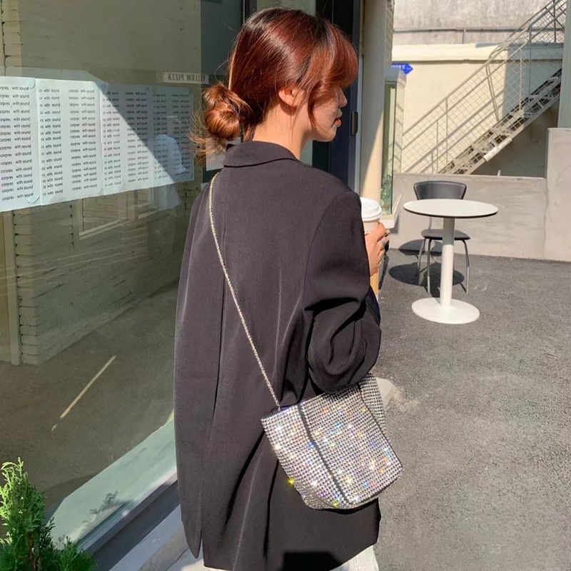 Chic Portable Dinner Party Handbag for Ladies Featuring Glittering Accents