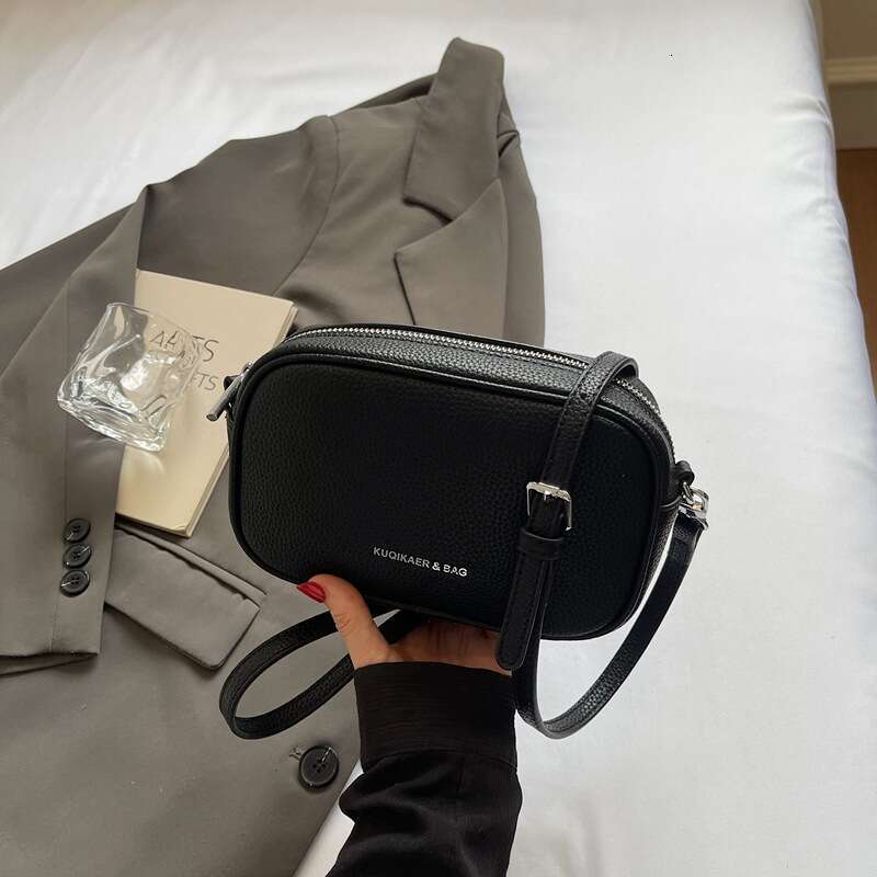 New Women's Simple Fashion Solid Color Small Square Commuter Fashionable High-end Single Shoulder Crossbody Bag