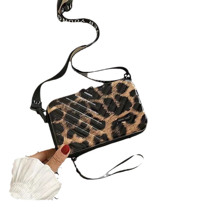 Free Shipping Designer Luxury New Trendy Hard Shell V Pattern Fashion Mini Storage Bag Single Shoulder Crossbody Travel Multifunctional Women's M