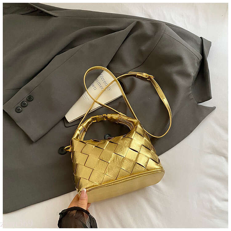 2025 Summer New Single Shoulder Crossbody Quilted Underarm for Women Commuting Woven Stylish Women's Bag