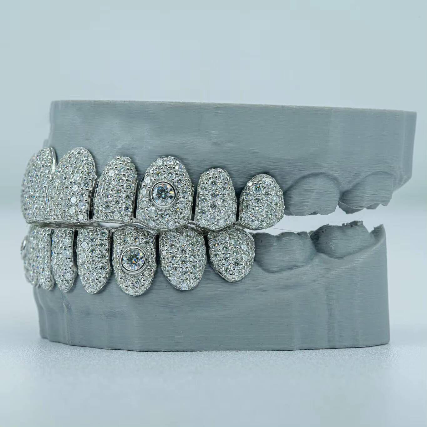 Custom Rappers Jewelry 925 Sterling Silver Iced Out Mens 15 Pointer Stone on Fang VVS Moissanite Diamond Grillz for Teeth