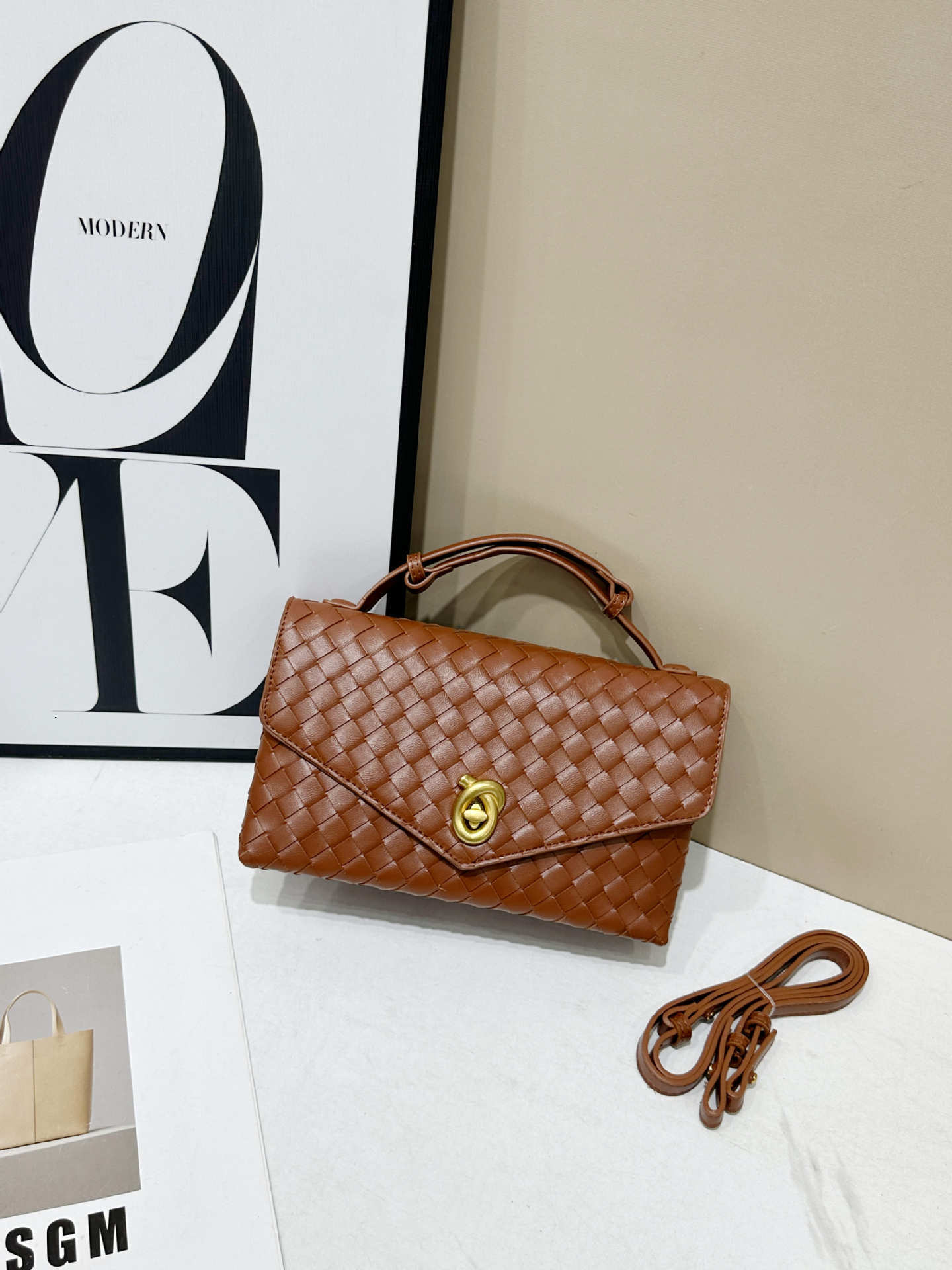 Designer Bag 2025 Woven Messenger Bag Small Square Box Fashion Trend Large Capacity Handheld Luxury Bag Crossbody Bag Knot Cowhide Envelope Women'