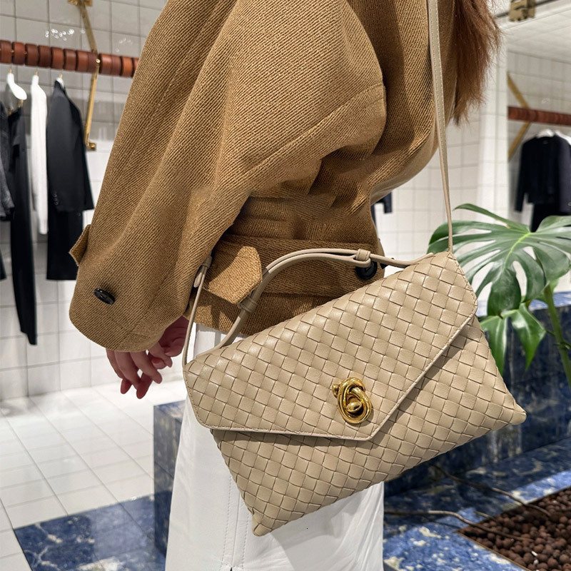 Designer Bag 2025 Woven Messenger Bag Small Square Box Fashion Trend Large Capacity Handheld Luxury Bag Crossbody Bag Knot Cowhide Envelope Women'