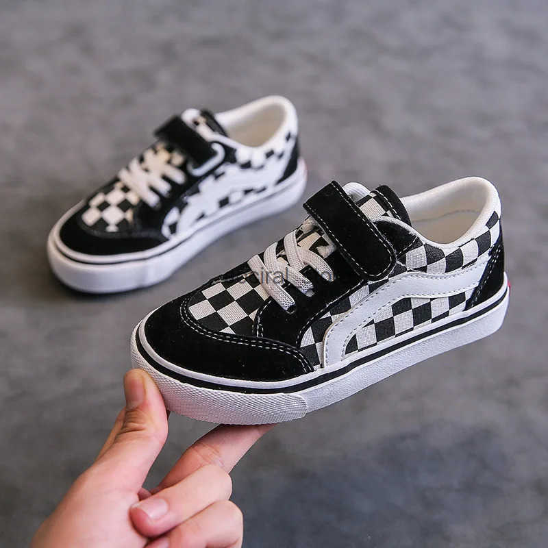 Children Canvas Shoes Soft Bottom Non-slip Board Shoes Boys and Girls Four Seasons Black and White with Velcro Canvas Shoes Q250724
