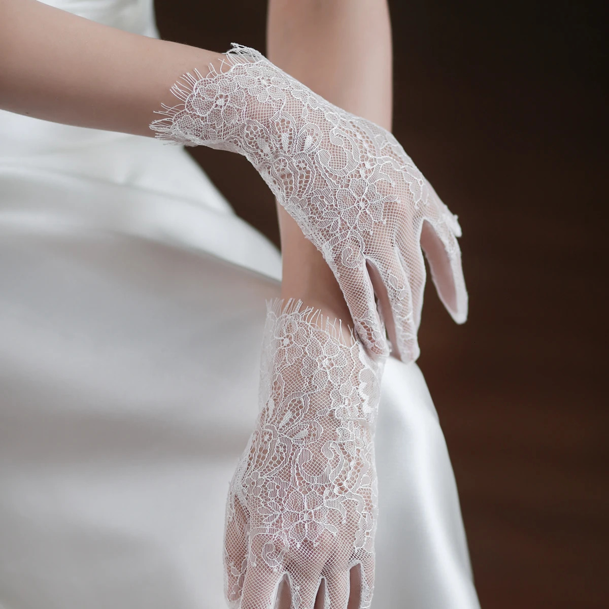 WG062 Wedding Bridal Short White Handmade Gloves Eyelash Lace Wrist Bridesmaid Gloves Women Pageant Prom Perform Handschuh 250722