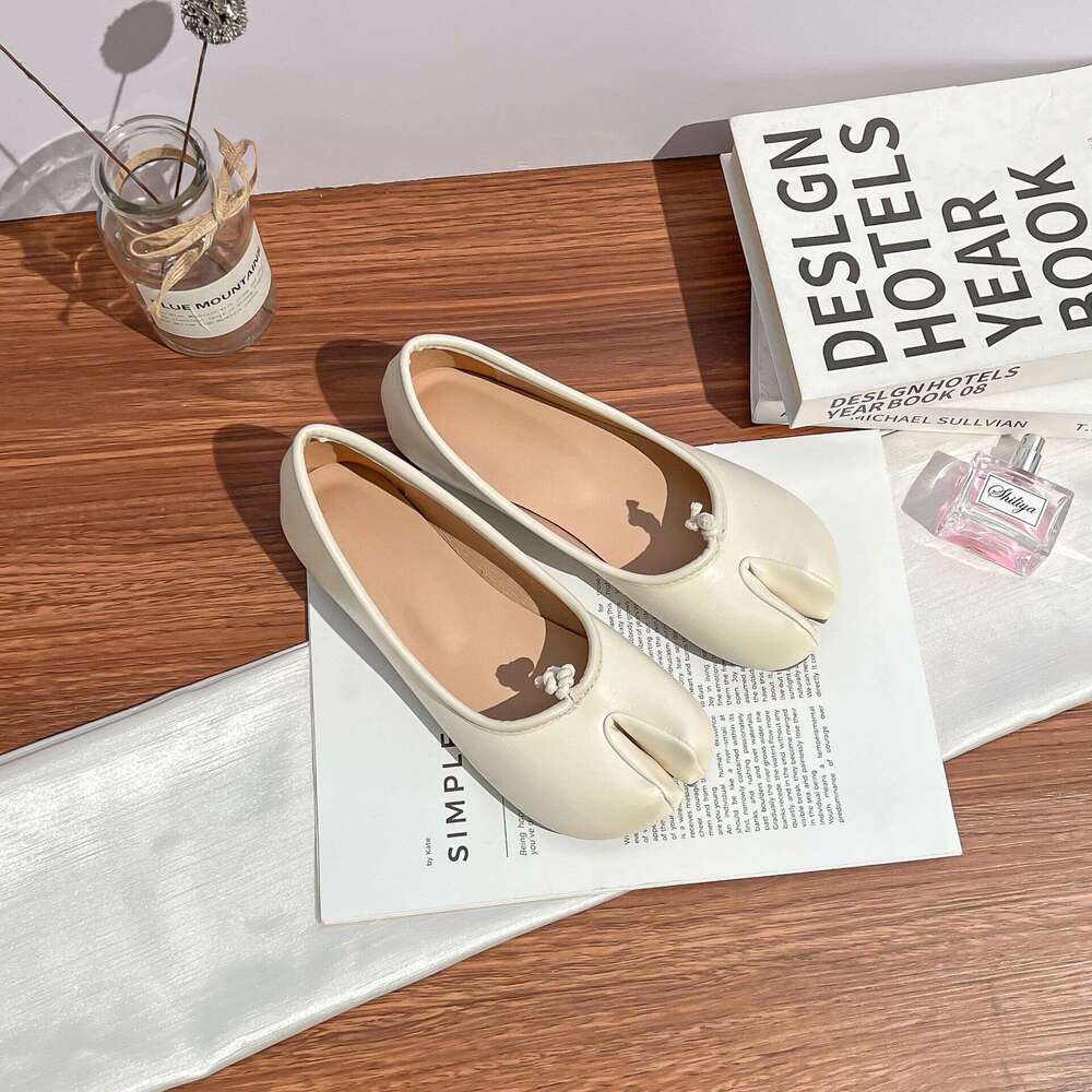 Autumn Pig's Hoof Split Toe Casual Style Outdoor Wear High-End Comfort Soft Leather Flat Shoes for Women 2025 New Model