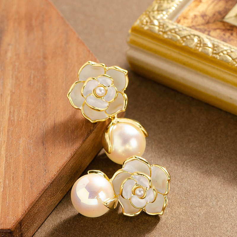 French Elegant Style Oil Drop Camellia Pearl Pendant Earrings for Women Light High-end Sier Needle Ear Jewelry