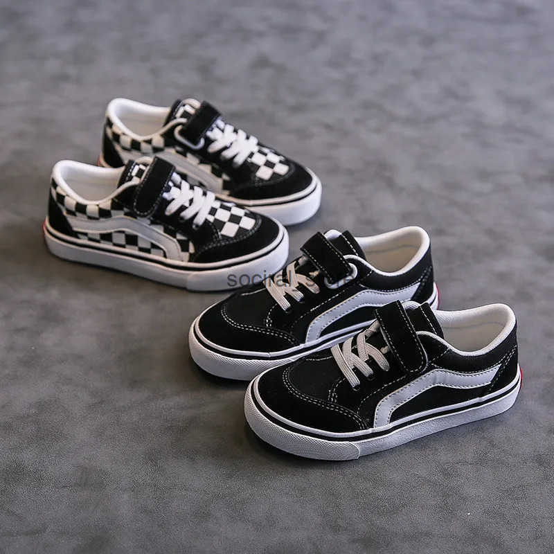 Children Canvas Shoes Soft Bottom Non-slip Board Shoes Boys and Girls Four Seasons Black and White with Velcro Canvas Shoes Q250724