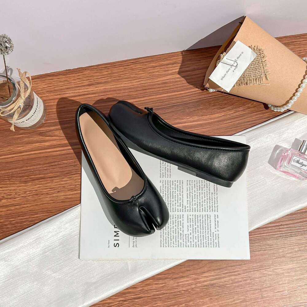 Autumn Pig's Hoof Split Toe Casual Style Outdoor Wear High-End Comfort Soft Leather Flat Shoes for Women 2025 New Model