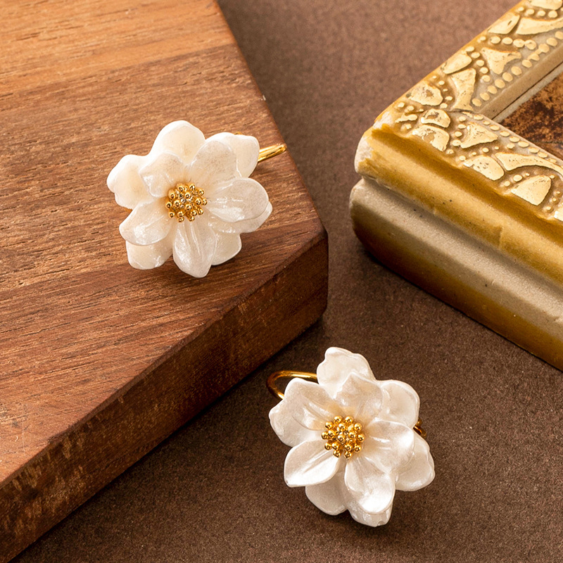 French New Elegant Camellia Earrings for Women High-end Cute Niche Vacation Style Versatile Ear Jewelry