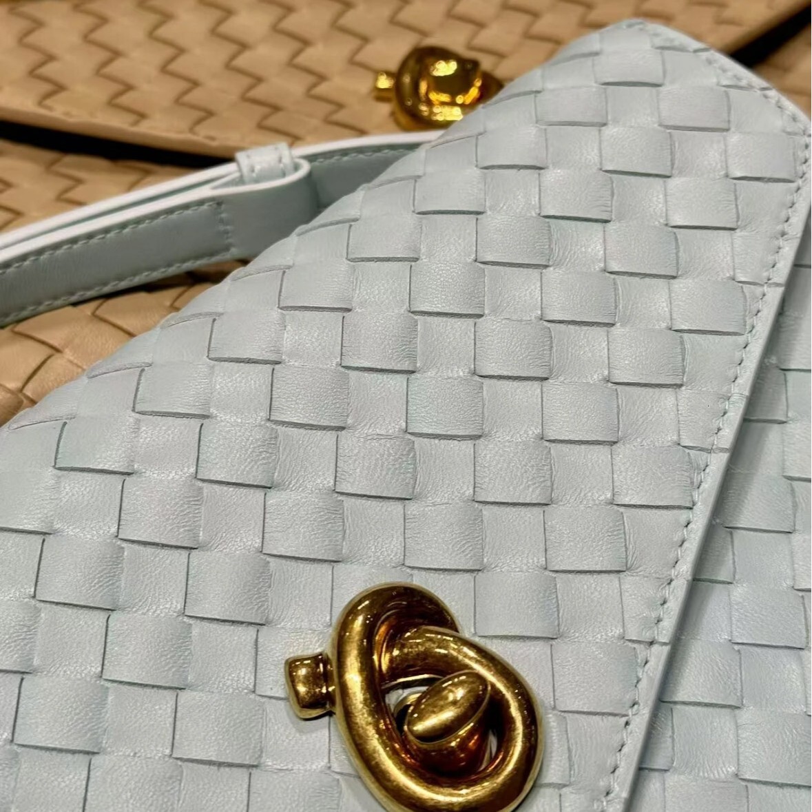 Designer Bag 2025 Woven Messenger Bag Small Square Box Fashion Trend Large Capacity Handheld Luxury Bag Crossbody Bag Knot Cowhide Envelope Women'