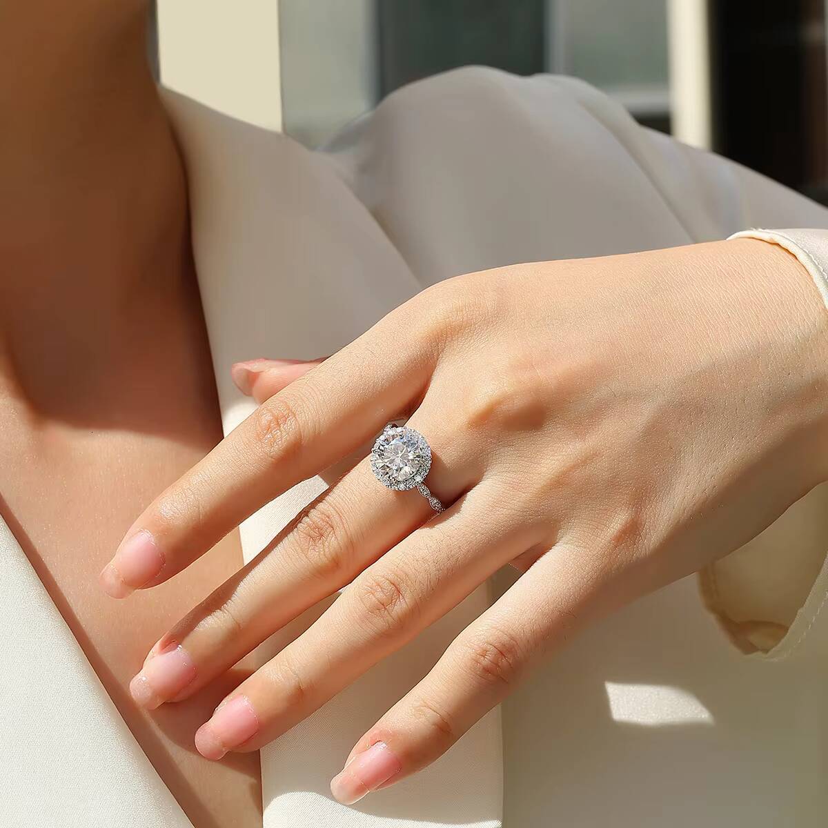 Womens Moissanite Ring D Color VVS Clarity Dazzling Halo Design S925 Silver Twisted Band Wholesale Jewelry