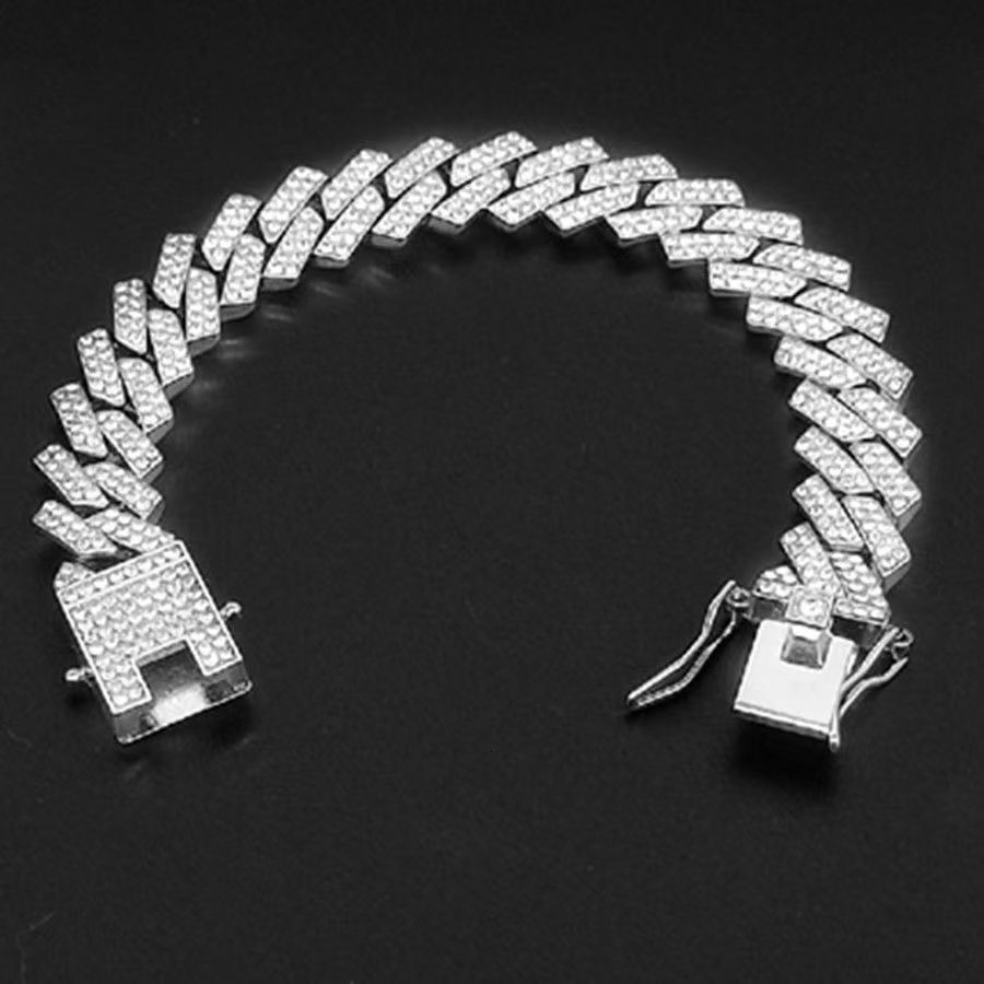 Cuban chain 10mm wide necklace, set with moissanite. Fashion brand accessory. Designed by a designer. Suitable for daily wear. Tested and qualified.