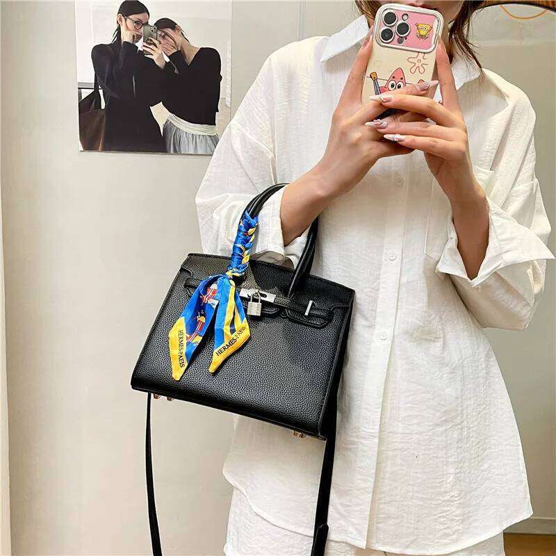 Women's Vintage Shoulder Bag - Oversized Messenger Purse, Fashionable Retro Design & Unique Color Blend