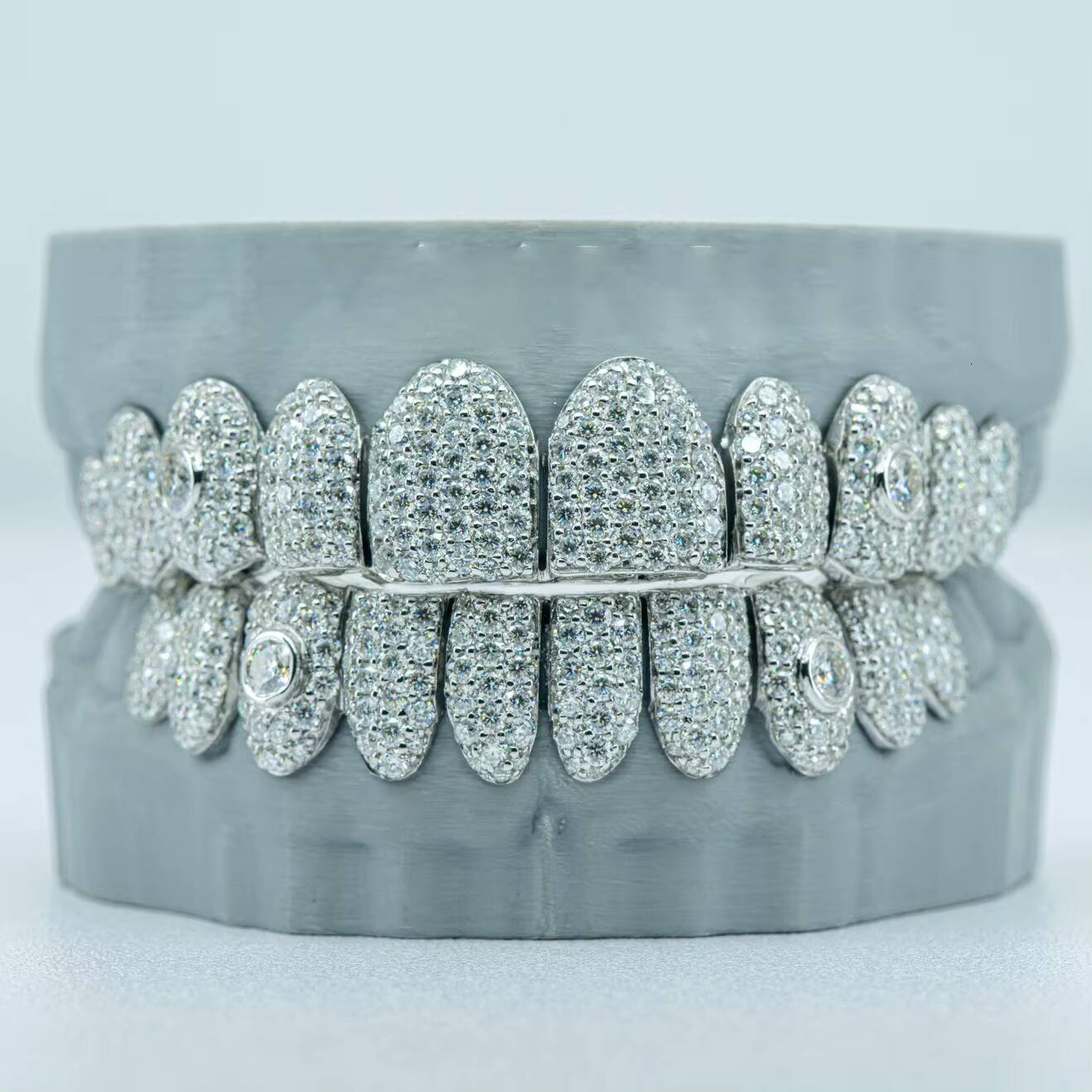 Custom Rappers Jewelry 925 Sterling Silver Iced Out Mens 15 Pointer Stone on Fang VVS Moissanite Diamond Grillz for Teeth