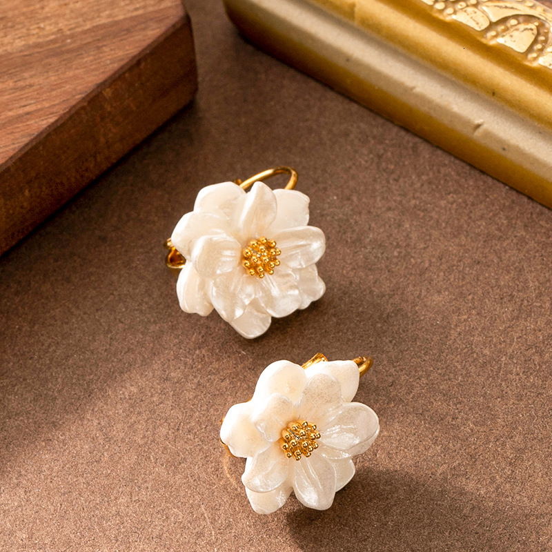 French New Elegant Camellia Earrings for Women High-end Cute Niche Vacation Style Versatile Ear Jewelry