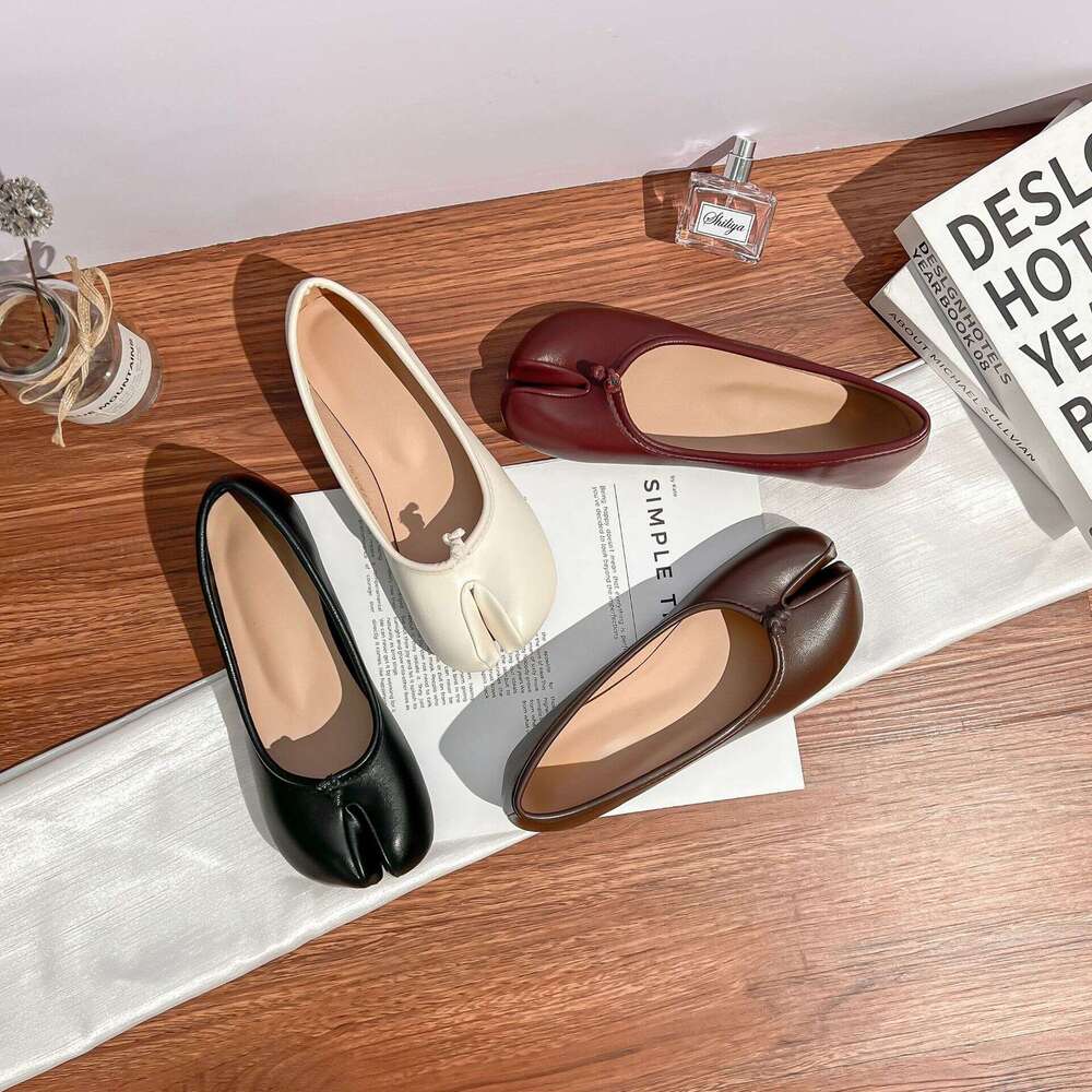 Autumn Pig's Hoof Split Toe Casual Style Outdoor Wear High-End Comfort Soft Leather Flat Shoes for Women 2025 New Model