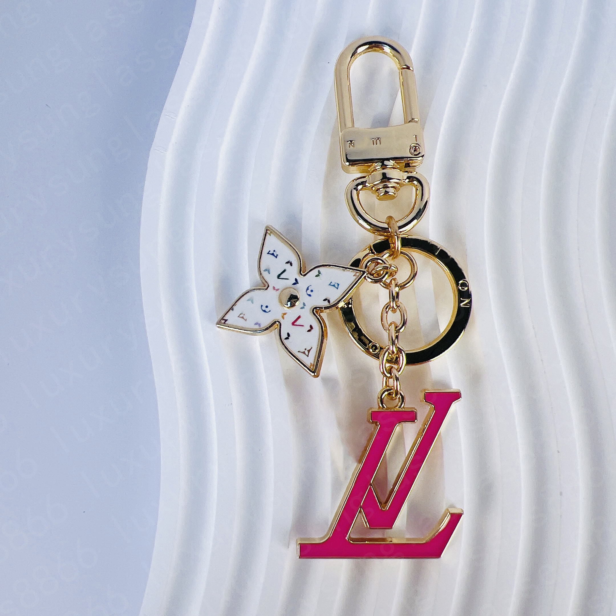 Bag charms designer Four-leaf clover letter Keychains for Women Bag Charm Fashion Gold Key Chain Car Pendant Purse bag Decoration Accessories