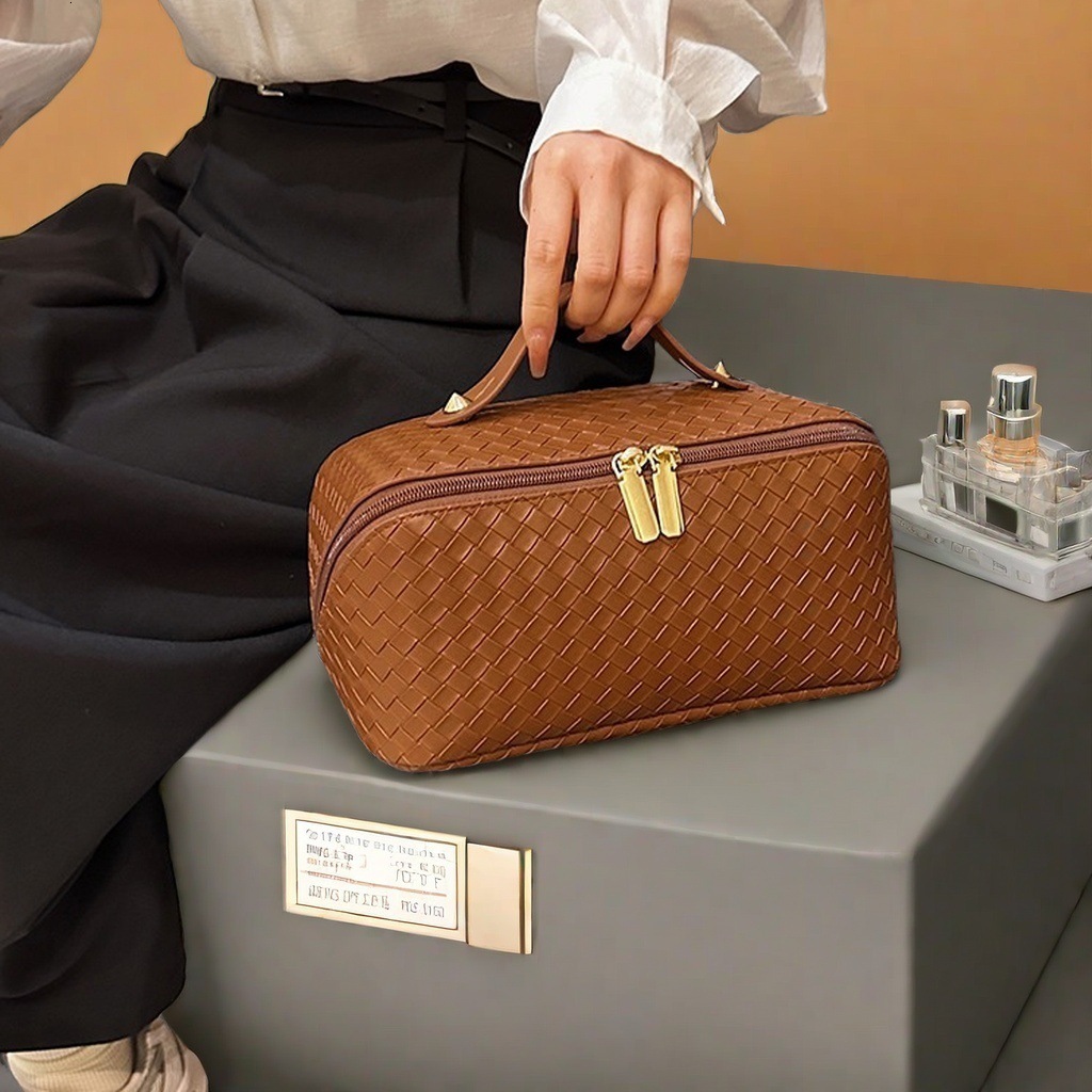 Designer Bag New Woven Pattern Makeup Luxury Bag Bag For Women, Large Capacity, Portable, High-end Feel, Super Popular Travel Makeup And Toiletries Or