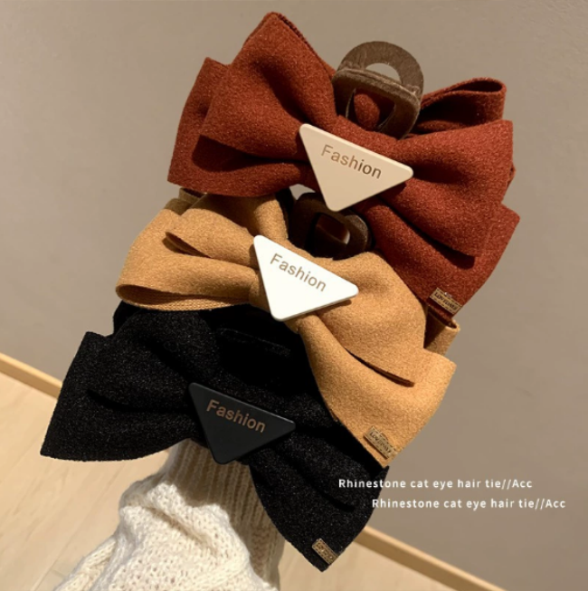 A high-end Korean-style style extra-large triangular clipper at the back of the head a lot of hair a shark clipper and a fabric bow