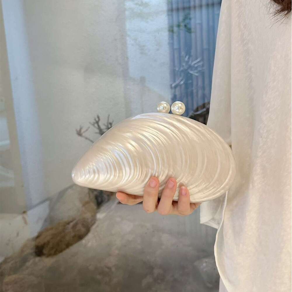 Designer Luxury Evening Diamond Fashionable and Unique Design Clamshell Acrylic Concave Chain Clutch High-end Feel Handheld Evening Crossbody Bag