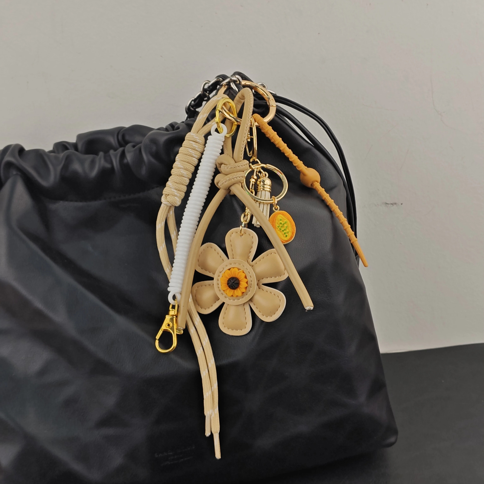 In Leather Sunflower Bag Charms Fashionable Pendant Of Bag Braided Rope Woman Keychain Accessories Gift Wholesale 250722