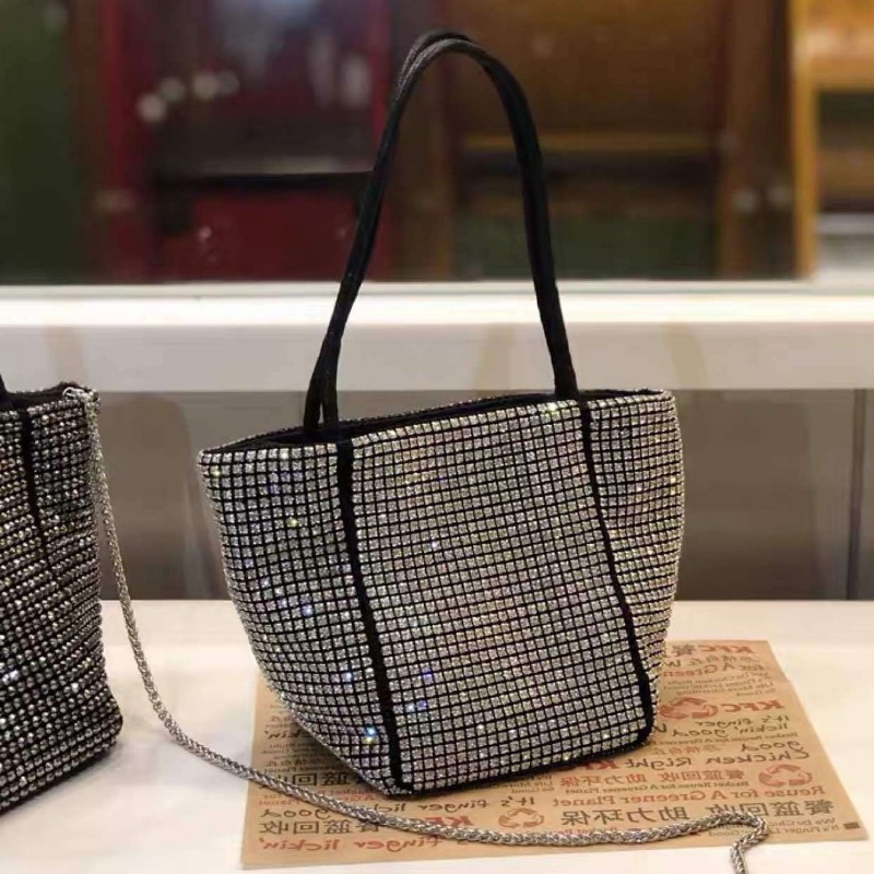 Chic Portable Dinner Party Handbag for Ladies Featuring Glittering Accents