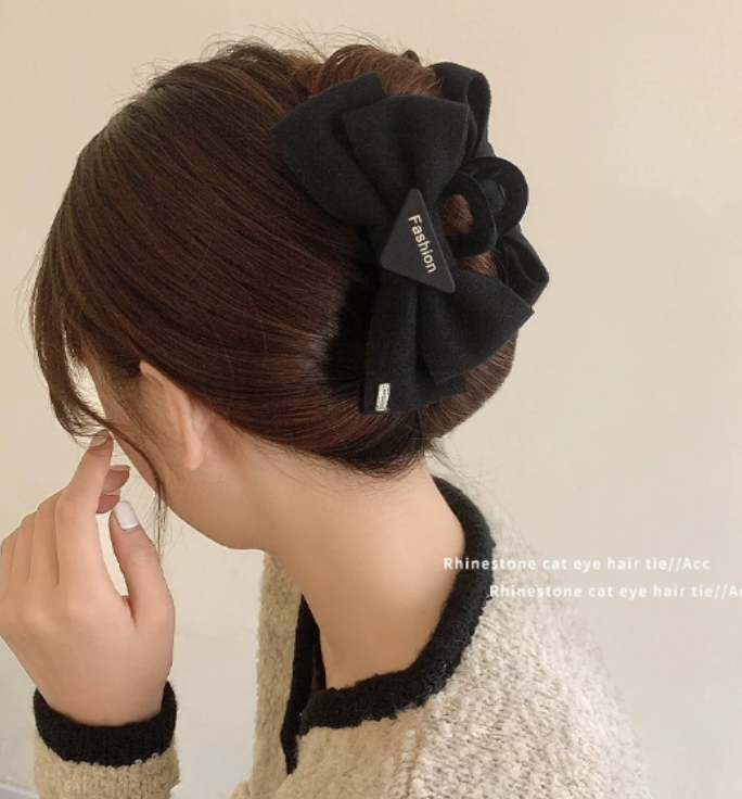 A high-end Korean-style style extra-large triangular clipper at the back of the head a lot of hair a shark clipper and a fabric bow