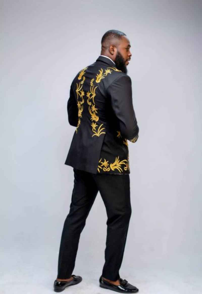 Gentleman Tuxedos Gold Appliques 2 Pieces Groom Wear Mens Banquet Birthday Party Formal Wear Customized