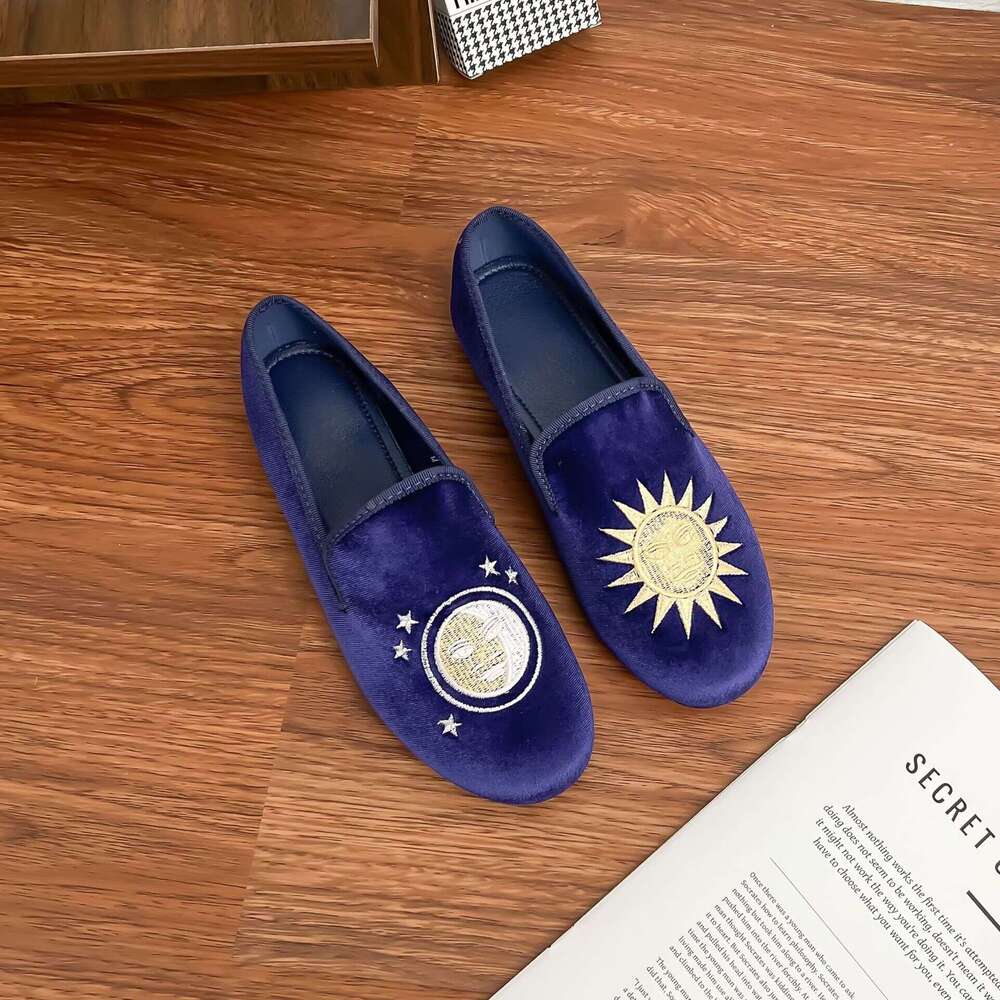 Designer Winter New Niche Women's Sun Moon Casual Fashion Korean Version Embroidered Flat Shoes