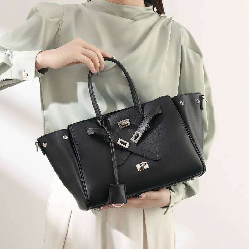 Paris Home 2025 Autumn New Fashion Platinum Tote Large Capacity Square Buckle Design Single Shoulder Handheld Women's Leather