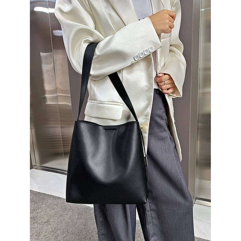 Fashionable and minimalist bucket large capacity commuting shoulder bag, crossbody bag