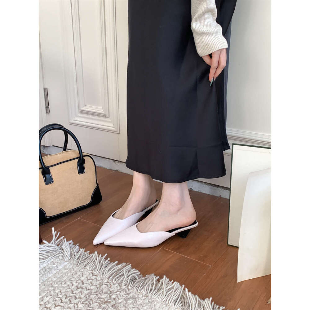 Designer 2025 Spring New Low Heel Mules Closed Half Slippers Outdoor Wear High-end Korean Style Pointed Toe Casual Shoes