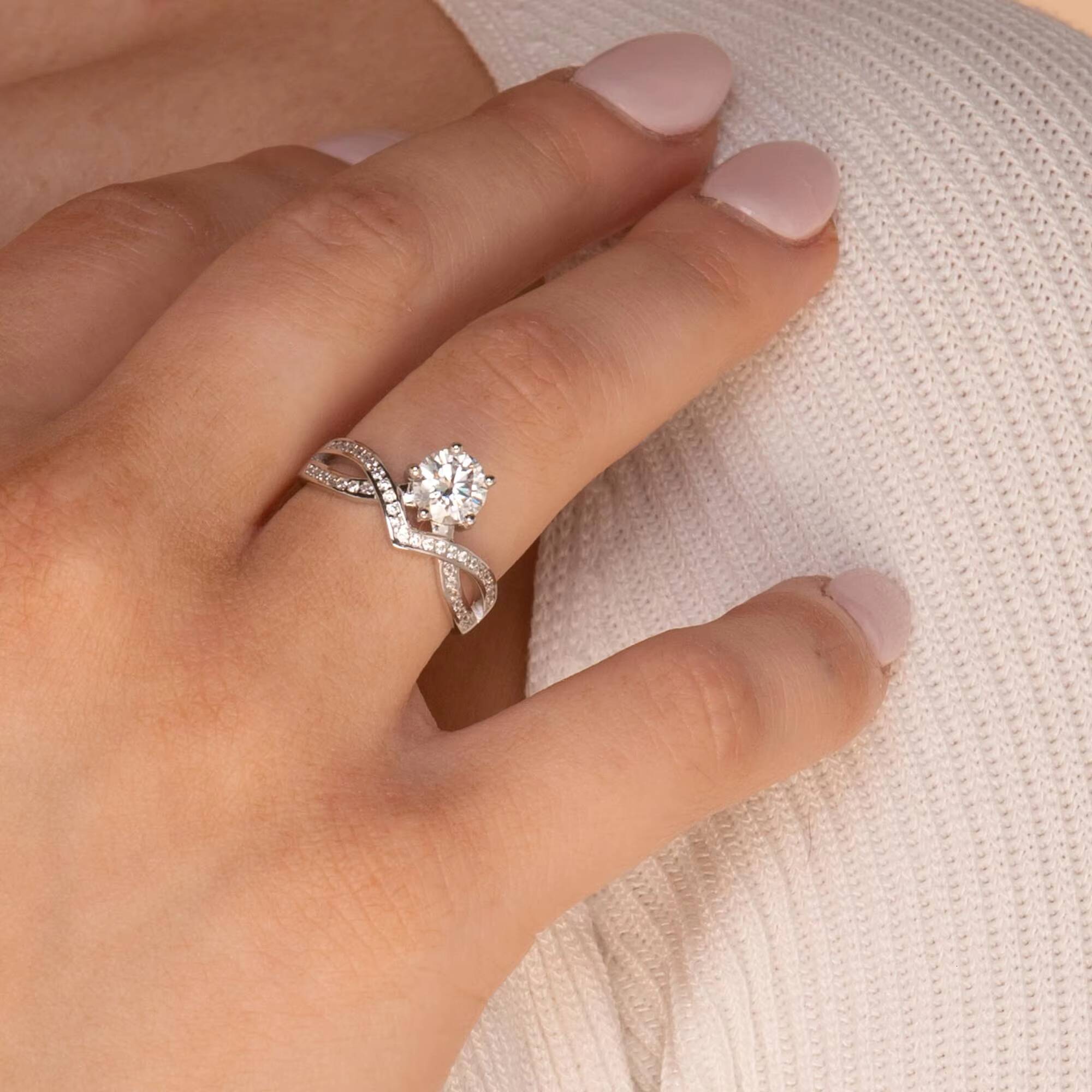 925 Sterling Silver The Luna Moissanite Rings Diamond Round Charm Design for Wedding or Engagement Stylish Jewelry for women