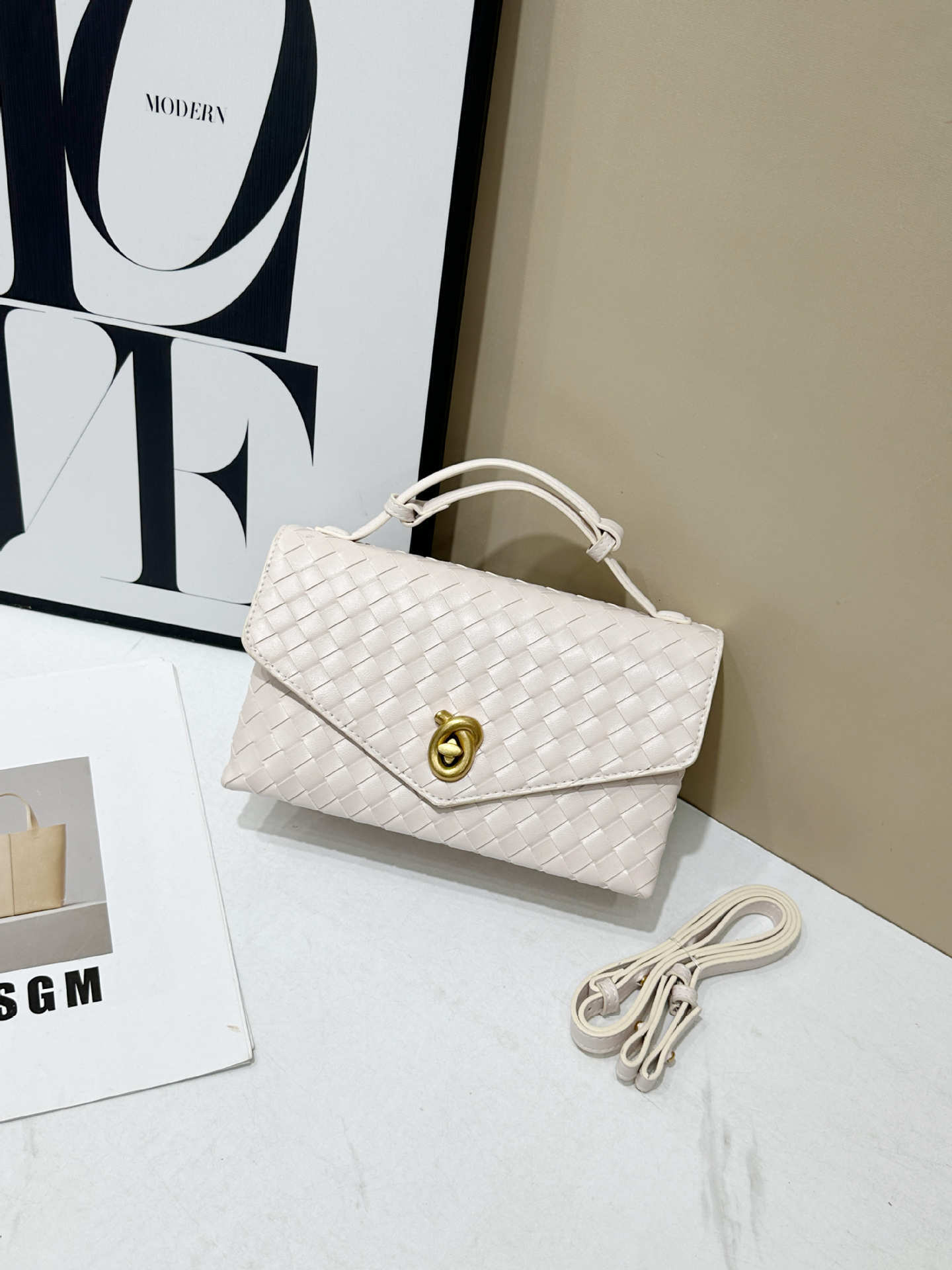 Designer Bag 2025 Woven Messenger Bag Small Square Box Fashion Trend Large Capacity Handheld Luxury Bag Crossbody Bag Knot Cowhide Envelope Women'