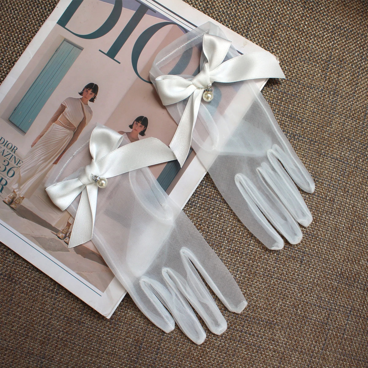 WG140 retro short wedding gloves short white butterfly wedding gift shape evening party bride thin gloves 250722