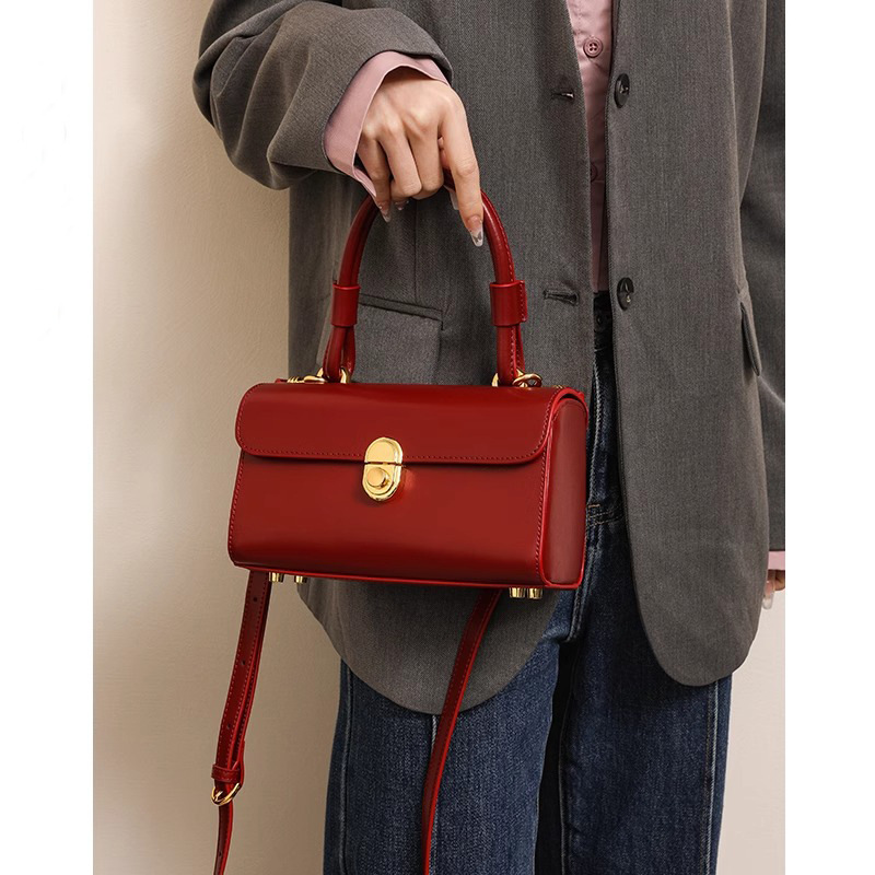 2025 Free shipping designer bags for womens Shoulder bags red New high-end handbag for women, retro versatile small square bag